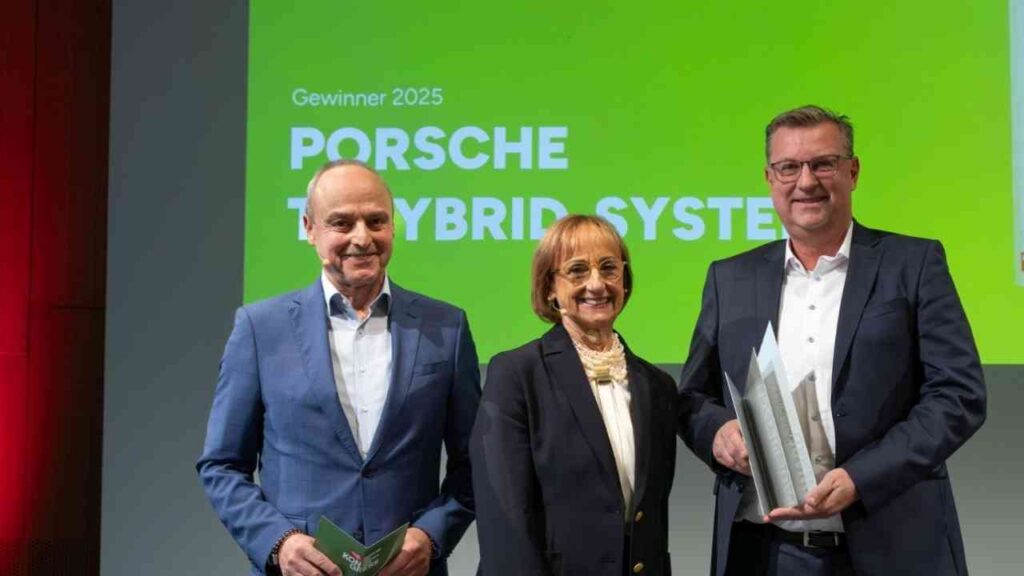 Porsche-Team nimmt Auszeichnung für T-Hybrid entgegen