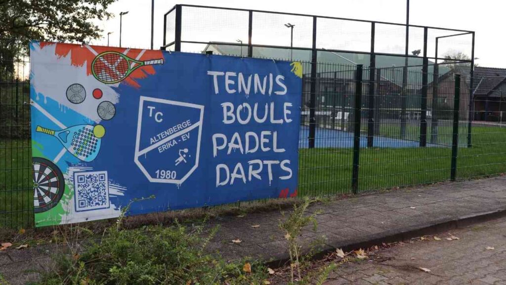 Bunt gestaltetes Schild mit den Sportarten Tennis, Boule, Padel und Darts am TC Altenberge Erika e.V.