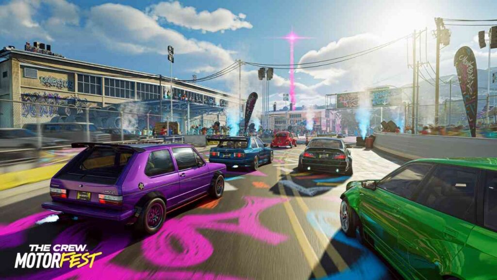 Fünf Autos in verschiedenen Farben, die auf einer Rennstrecke bei The Crew Motorfest fahren.