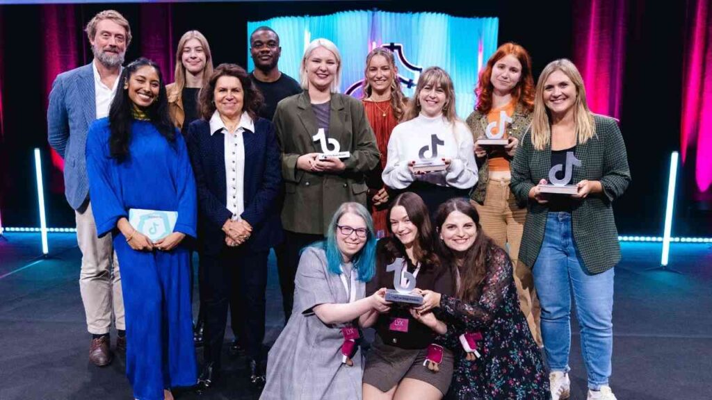 Gruppe von Preisträgern der TikTok Book Awards 2025, die Trophäen auf einer Bühne halten.