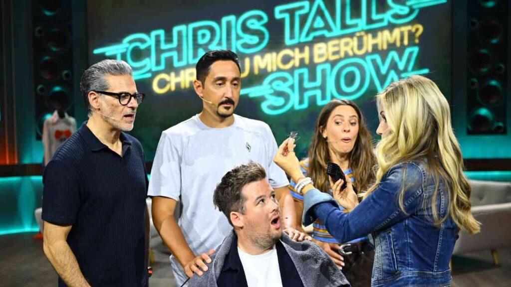 Chris Tall, Vanessa Mai, Eko Fresh und Rick Kavanian in einer Fernsehsendung auf der Bühne.