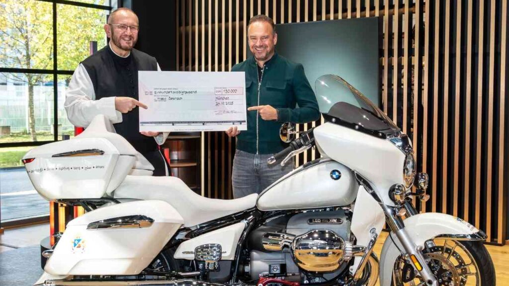 BMW R 18 Transcontinental mit Papst-Signatur