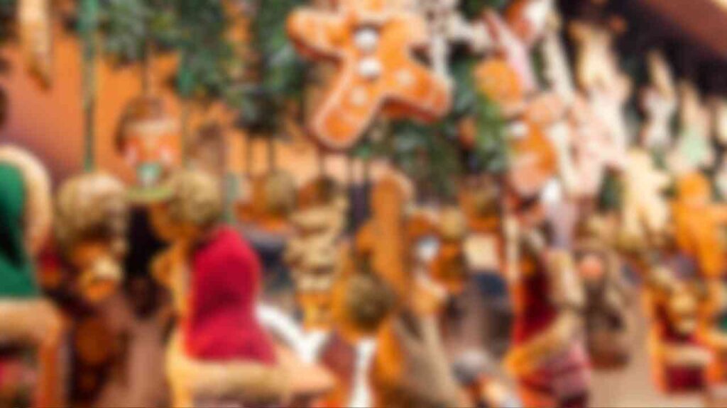 Bunte Lebkuchenfiguren und Weihnachtsdekoration auf einem Weihnachtsmarkt.