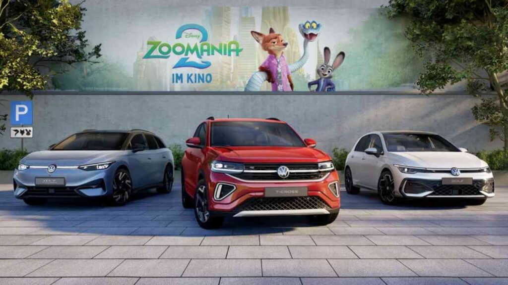 Drei Volkswagen Fahrzeuge in einer Reihe, darunter ein roter T-Cross, ein grauer ID.4 und ein weißer Golf.