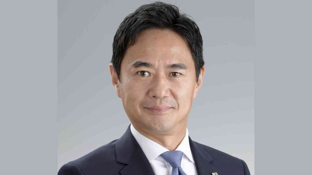 Yasuhiro Morita, Global CEO, in einem formellen Anzug mit Krawatte, lächelt in die Kamera.