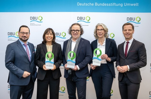 Fünf Personen stehen zusammen und halten Auszeichnungen der Deutschen Bundesstiftung Umwelt in den Händen.