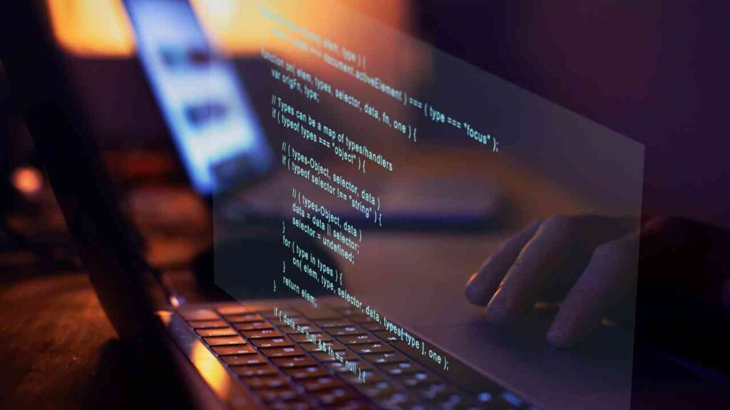 Nahaufnahme eines Laptops mit sichtbarem Programmiercode auf dem Bildschirm.