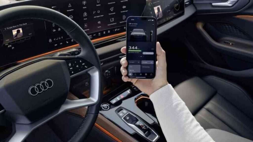 Audi-Fahrzeuginterieur mit einem Smartphone, das die myAudi-App zeigt, auf dem Armaturenbrett platziert.