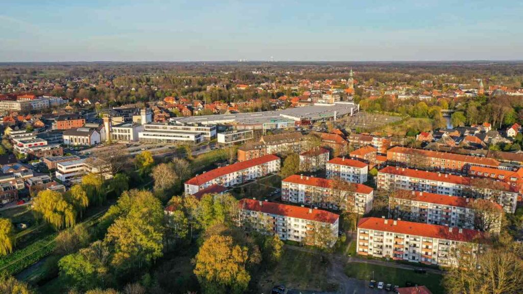 Luftaufnahme von Nordhorn mit Wohngebäuden und städtischen Strukturen in der Umgebung.