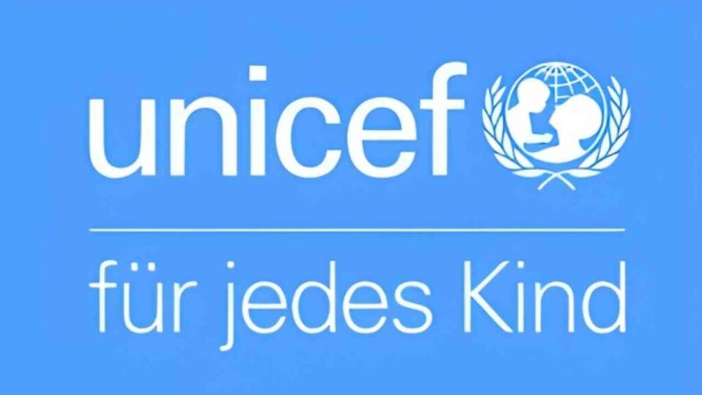 Logo von UNICEF mit dem Text 'für jedes Kind' auf blauem Hintergrund.