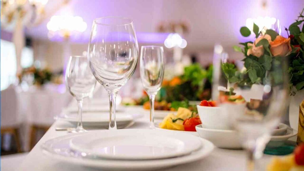 Festlich gedeckter Tisch beim Stadtfest Lingen mit regionalen Speisen und Blumenarrangement