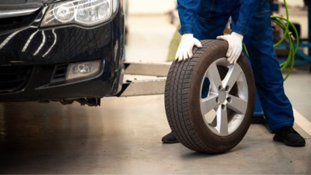 Mechaniker montiert Winterreifen in einer Werkstatt