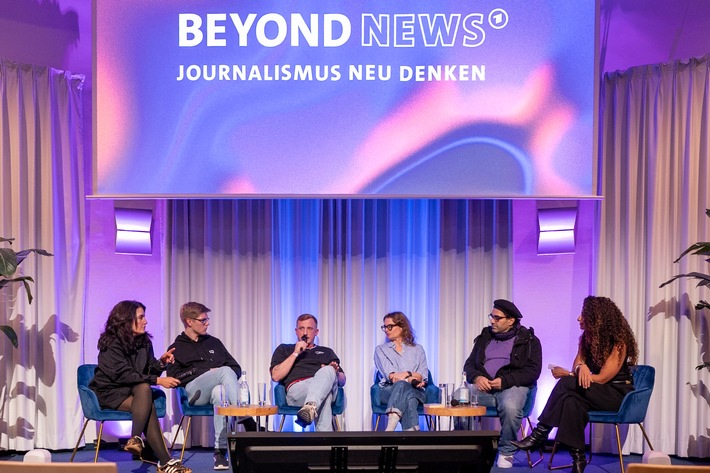 Podiumdiskussion mit jungen Journalisten bei der Konferenz Beyond News zur Neugestaltung des Journalismus.