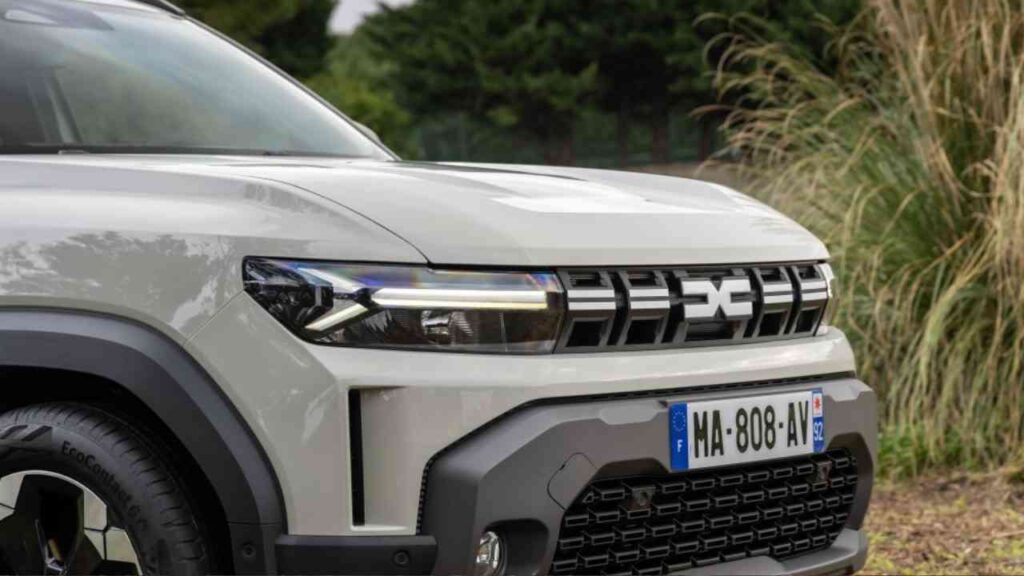 Frontansicht eines Dacia Fahrzeugs mit markantem Kühlergrill und Scheinwerfern.