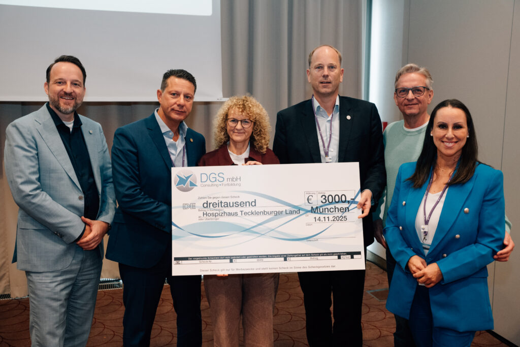 Gruppe von sechs Personen, die einen großen Scheck über 3000 Euro für das Hospizhaus Tecklenburger Land präsentieren.