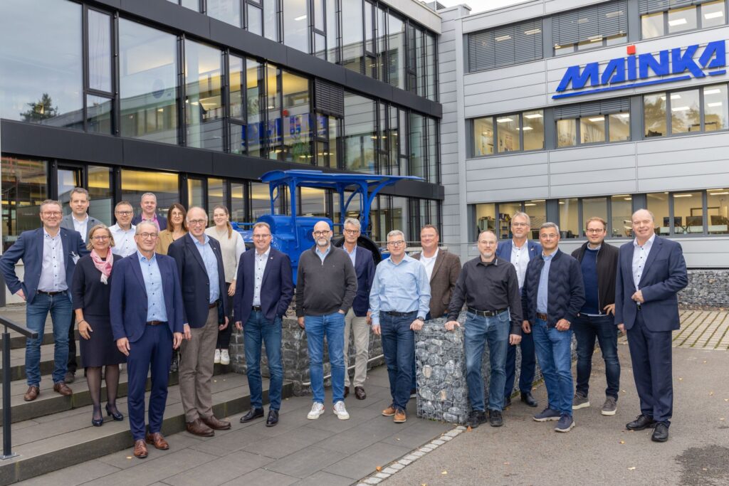 Gruppenfoto von Mitgliedern des IHK-Fachausschusses Mobilität vor einem modernen Gebäude.