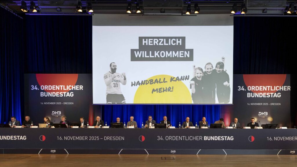 Podium mit Rednern während des 34. Ordentlichen Bundestags des Deutschen Handballbundes in Dresden.