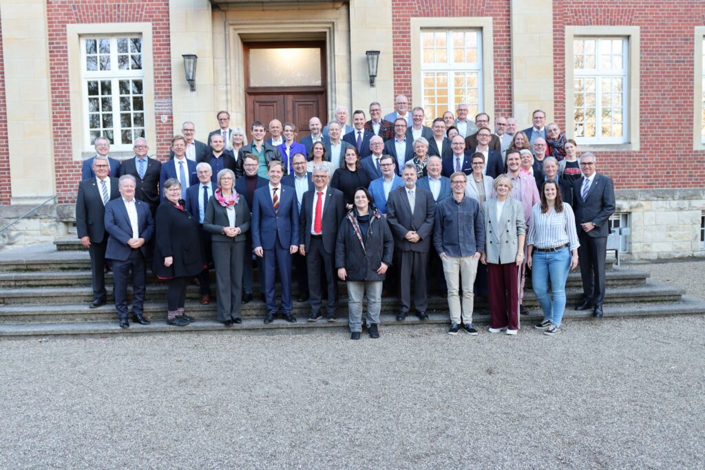 Gruppenfoto von Mitgliedern des Kreistags Coesfeld vor einem historischen Gebäude.