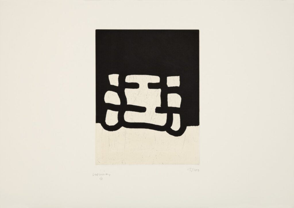 Schwarz-weiße Druckgrafik mit abstrakten Formen und Linien, die auf einem hellen Hintergrund platziert sind.