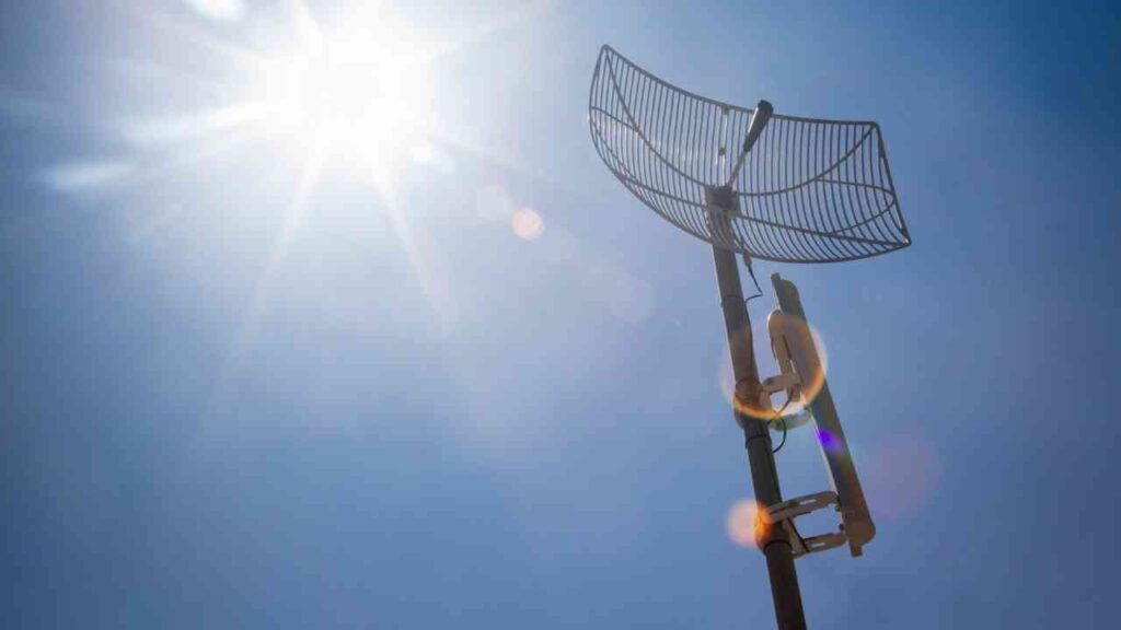 Antennenstruktur zur Signalübertragung unter klarem Himmel mit Sonneneinstrahlung.