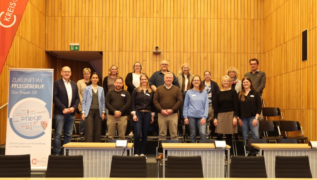 Gruppenfoto von Teilnehmern des Projekts ZiP im Kreis Coesfeld, aufgenommen in einem modernen Veranstaltungsraum.
