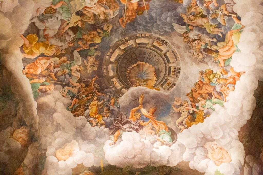 Decke mit einem detailreichen Wandgemälde, das mythologische Figuren und Szenen darstellt.