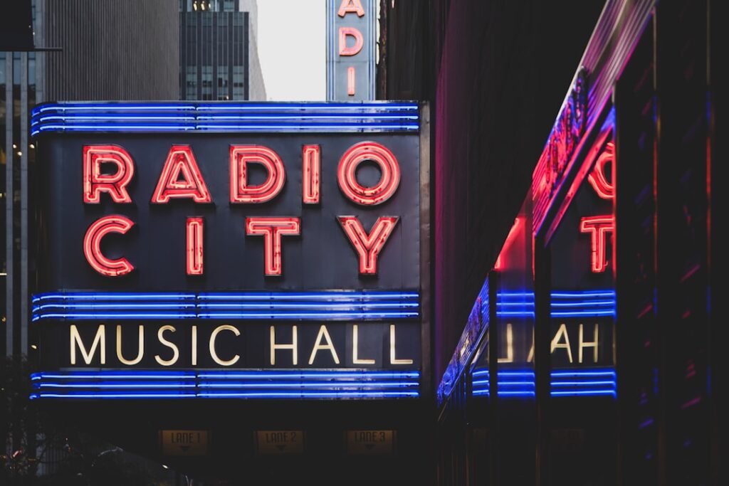 Neon-Schild von Radio City Music Hall mit leuchtenden Buchstaben in Blau und Rot.