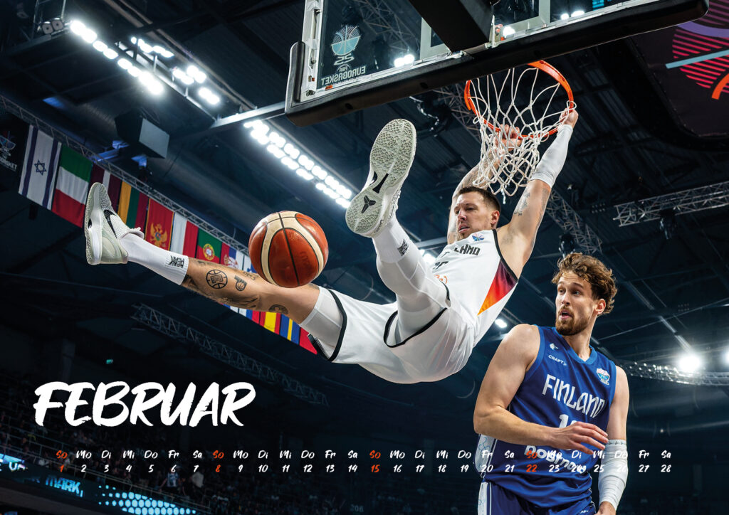 Basketballspieler springt und macht einen Dunk während eines Spiels zwischen Deutschland und Finnland.