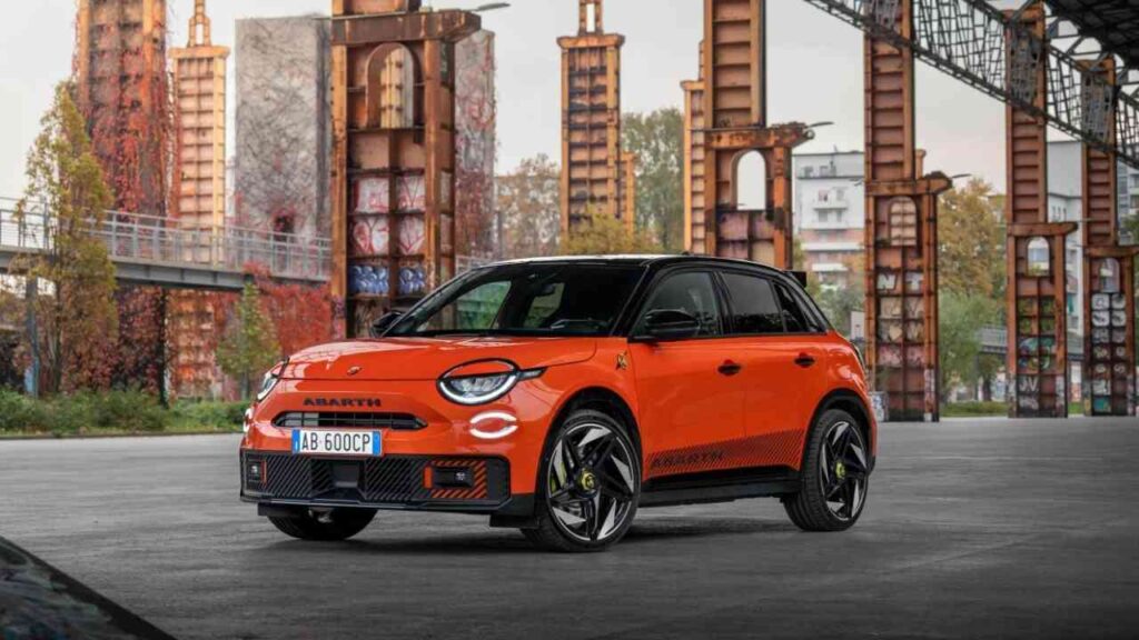 Abarth 600e Competizione in leuchtendem Orange mit sportlichem Design und markanten Details.