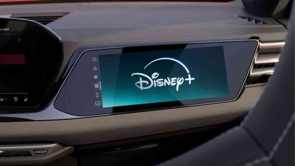 Display im Fahrzeug mit dem Disney+ Logo auf dem Bildschirm.