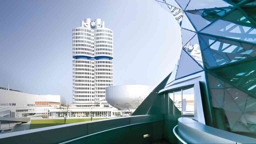 Zwei markante Türme der BMW Group in München, umgeben von moderner Architektur und Glasdesign.