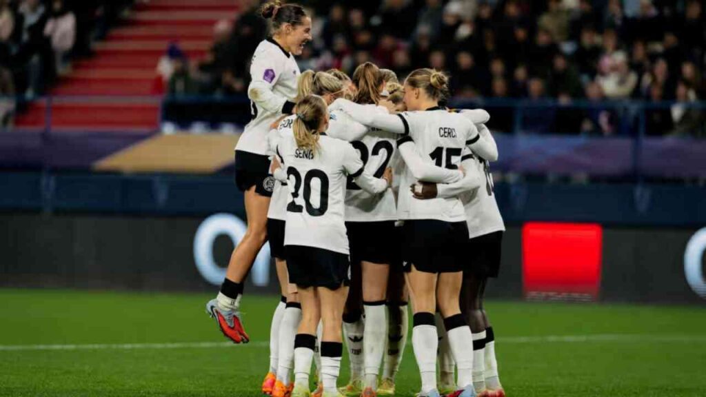 DFB-Frauenmannschaft feiert einen Torerfolg während eines Spiels in der Nations League.