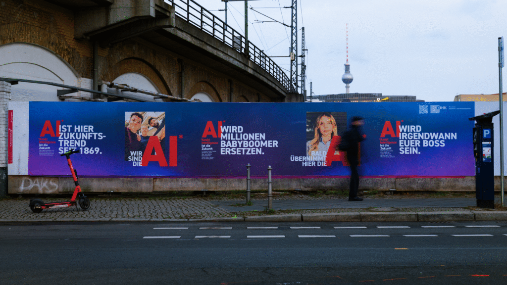 Wandgestaltung mit Texten über Künstliche Intelligenz und deren Einfluss auf die Zukunft in urbaner Umgebung.