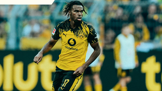 Spieler von Borussia Dortmund in gelbem Trikot während eines Fußballspiels auf dem Spielfeld.
