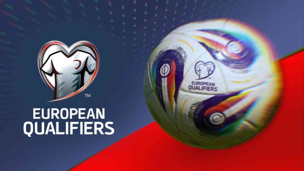 Fußball mit dem Logo der Europäischen Qualifikationen auf einem grafischen Hintergrund.