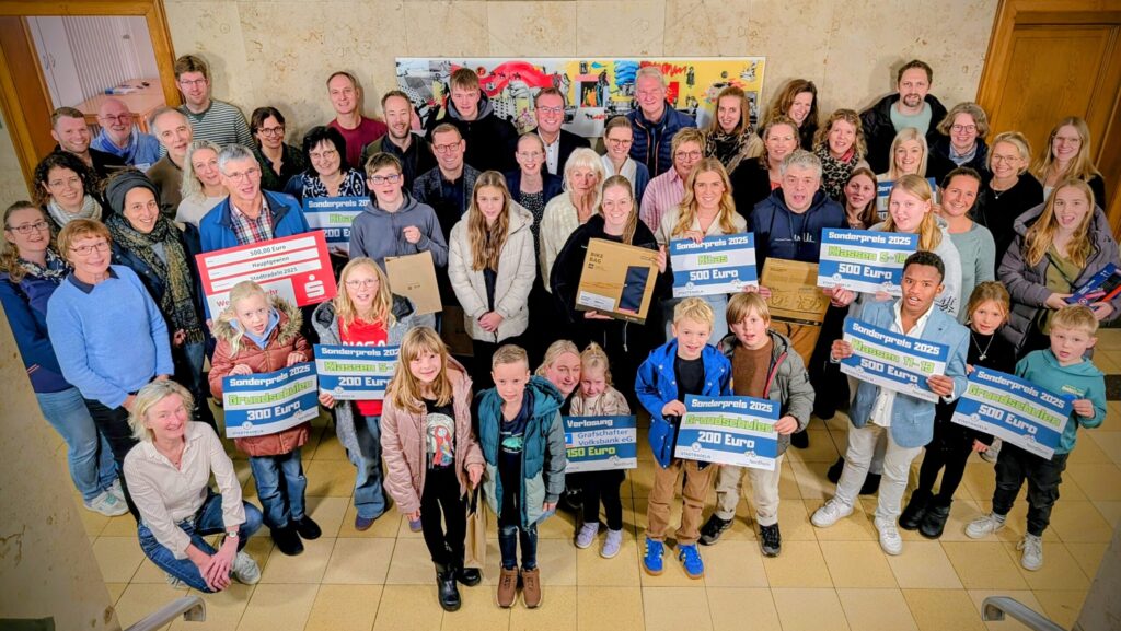 Gruppenfoto von Teilnehmern des Stadtradelns 2025 mit Urkunden und Preisen in der Hand.