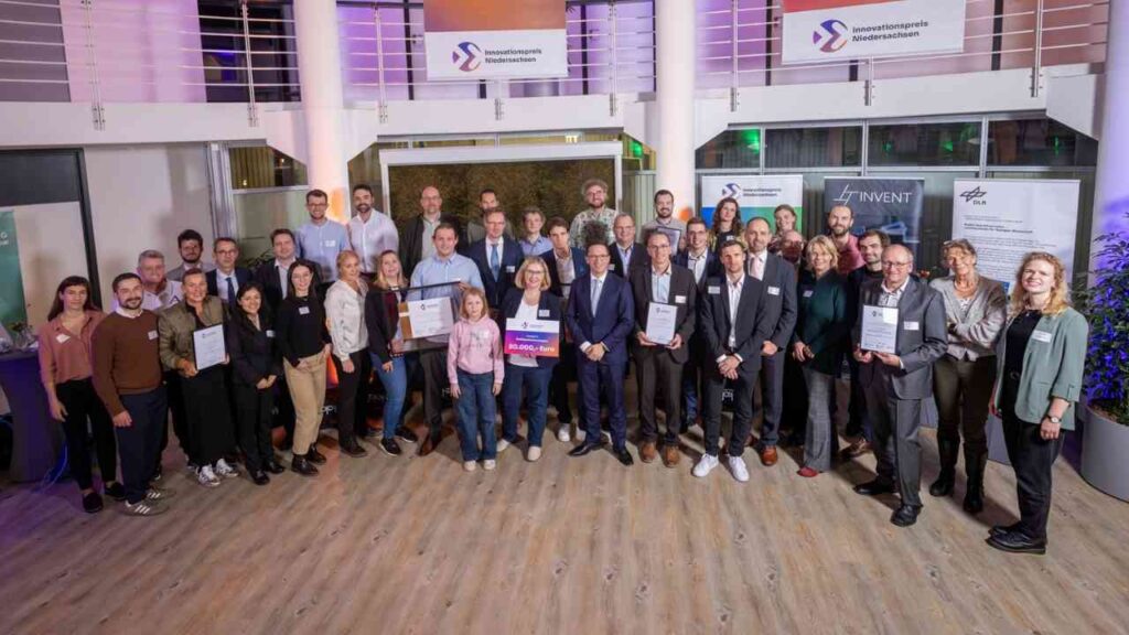 Gruppenfoto aller Nominierten bei einer Veranstaltung zur Anerkennung von Leistungen in der Region.