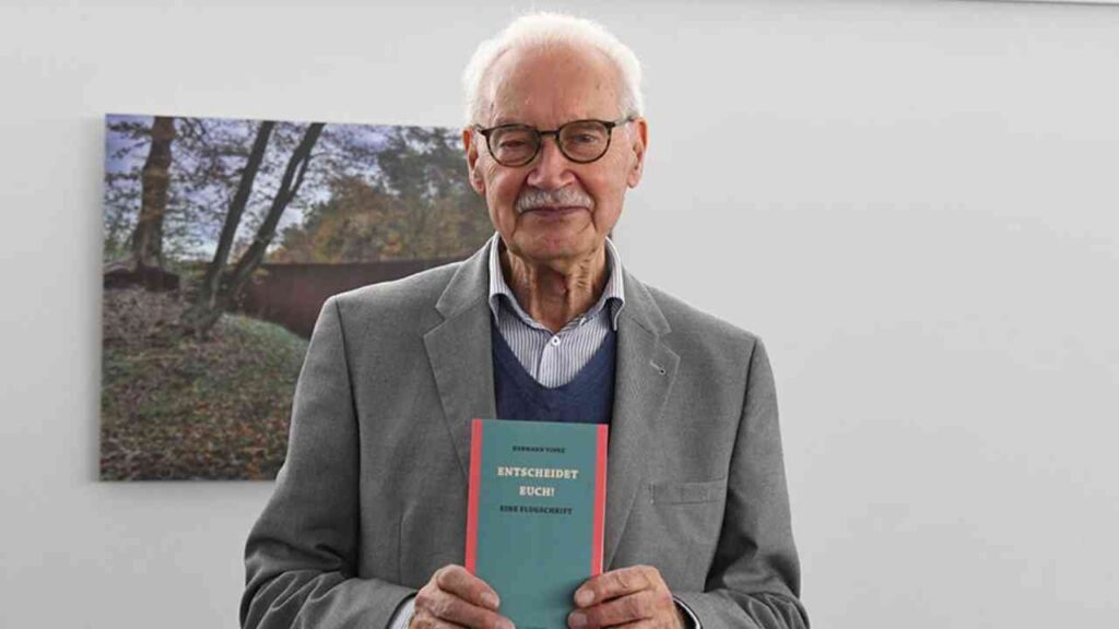 Älterer Mann mit Brille hält ein Buch mit dem Titel 'Entscheidungen' in der Hand.