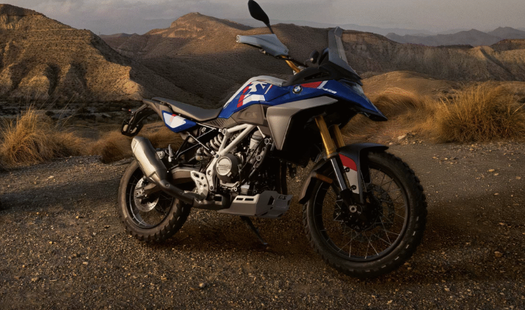 BMW Motorrad Adventure-Motorrad mit blauer und roter Lackierung auf unbefestigtem Gelände.