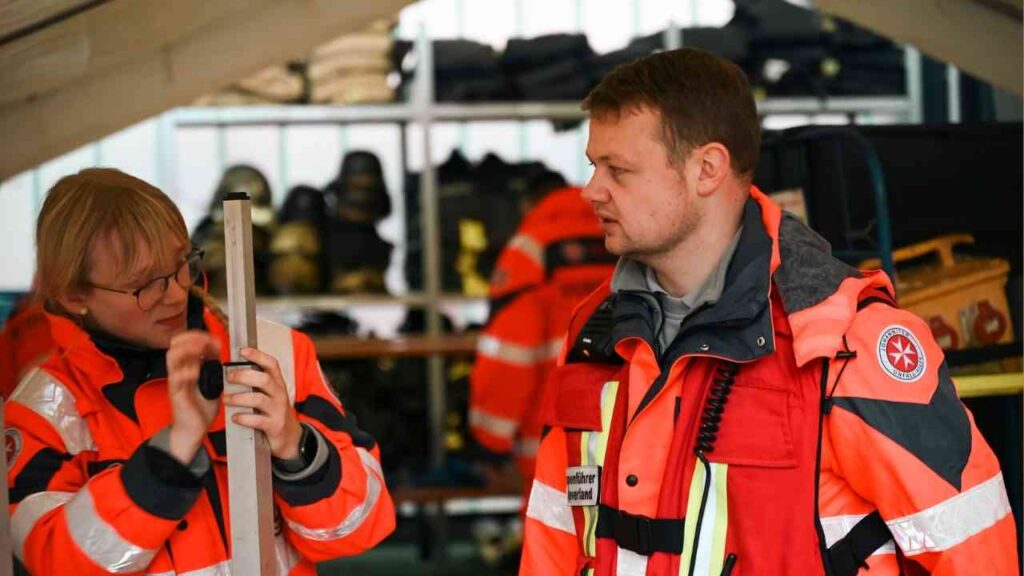Zwei Personen in Rettungsdienstkleidung während einer Katastrophenschutzübung in Niedersachsen.
