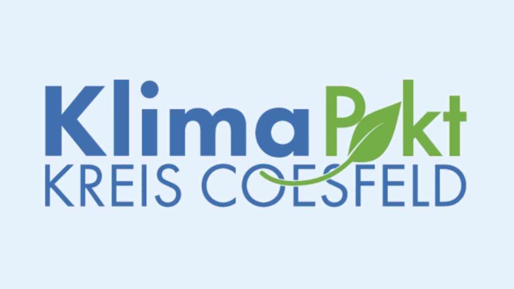 Logo des KlimaPakts Kreis Coesfeld mit grünem Blatt und blauer Schrift.