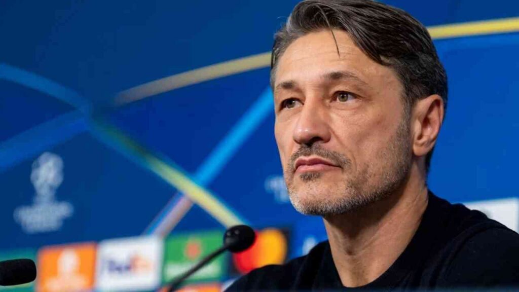 Niko Kovac während einer Pressekonferenz mit einem nachdenklichen Ausdruck und Mikrofon vor sich.