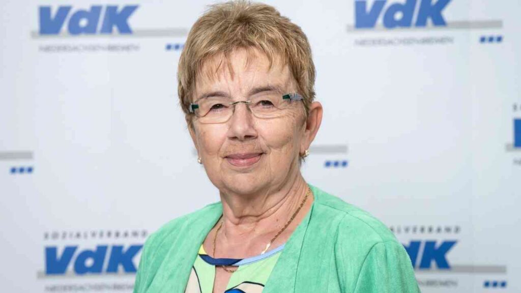 Porträt von Gunda Menkens, Landesfrauenvertreterin des VdK, vor einem VdK-Hintergrund.