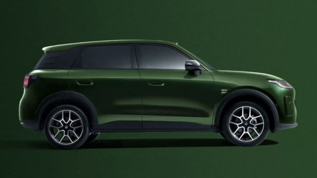 Grünes SUV mit sportlichem Design und modernen Felgen auf einem einfarbigen Hintergrund.