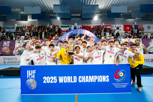 DHB-U17 jubelt über den WM-Titel nach dramatischem Finale gegen Ägypten