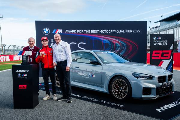 BMW M2 Coupé neben dem Gewinner des BMW M Award 2025 bei der MotoGP-Qualifikation.