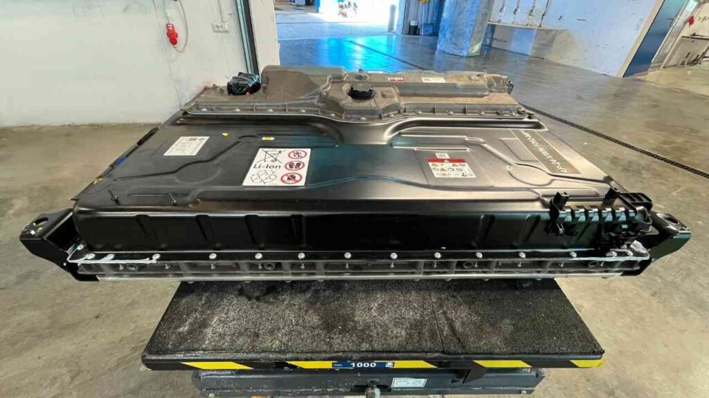 Batterie eines Plug-in-Hybridfahrzeugs auf einem Tisch in einer industriellen Umgebung.