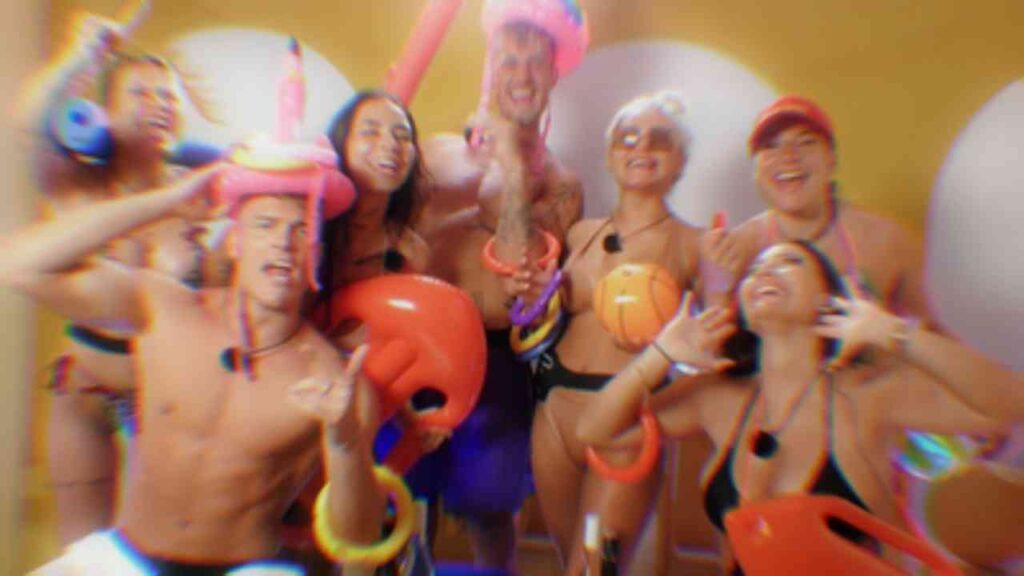Gruppe von Personen in Badebekleidung mit aufblasbaren Schwimmspielzeugen bei einer Poolparty.