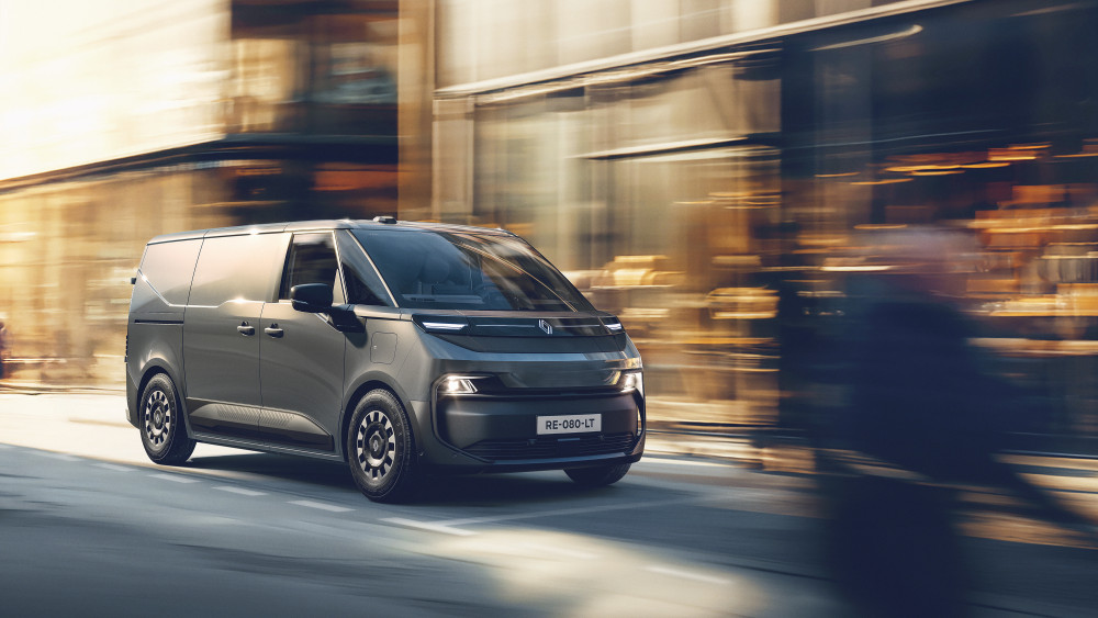 Renault Trafic E-Tech elektrisch, ein moderner Elektro-Van in urbaner Umgebung mit dynamischem Design.