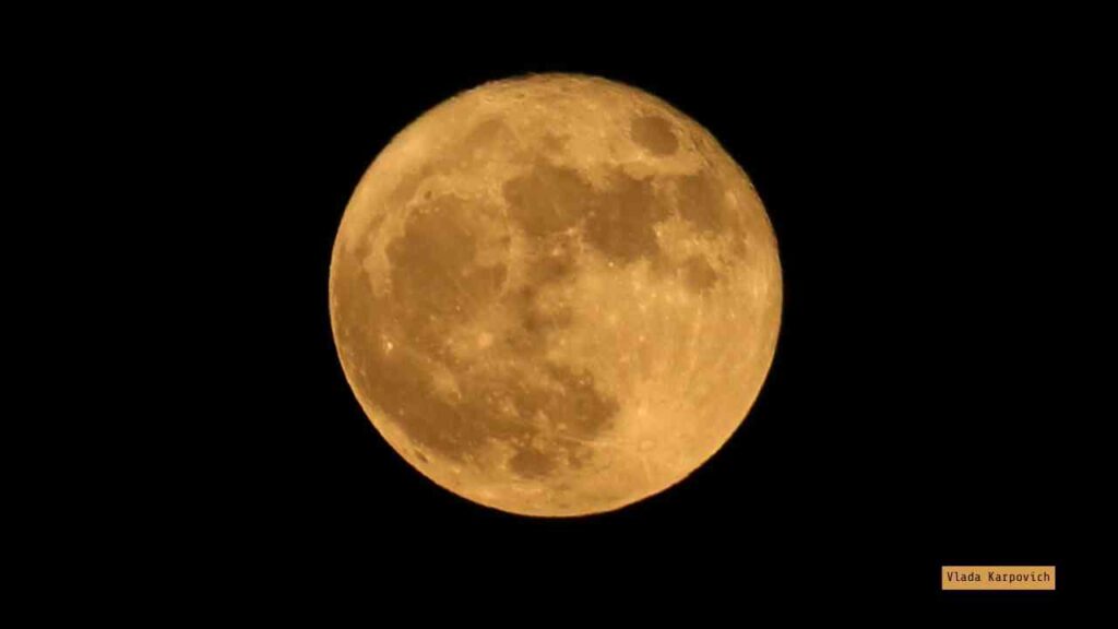 Großer, leuchtender Vollmond am Nachthimmel mit einer klaren, detaillierten Oberfläche.